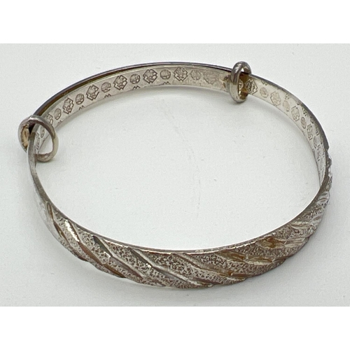 1058 - A 925 silver expanding bracelet with diamond cut brushed and plain silver design. Chinese character ... 