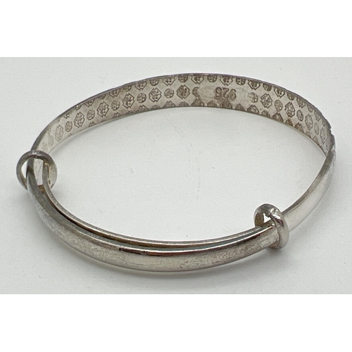 1058 - A 925 silver expanding bracelet with diamond cut brushed and plain silver design. Chinese character ... 