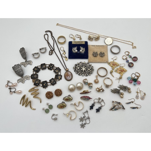 1060 - A small collection of vintage costume jewellery, mostly earrings. Lot includes rings, chains, bracel... 