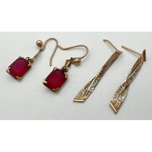 1074 - 2 pairs of vintage 9ct gold drop style earrings. A pair of tri coloured gold herringbone chain drops... 