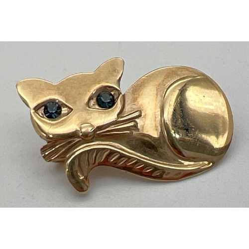 1076 - A gold brooch in the form of a cat with blue stone set eyes. Approx. 2.5cm x 1.5cm. Not marked but t... 