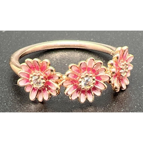 1096 - A 14ct rose gold plated and enamel 3 pink daisy dress ring by Pandora. Inside of band marked 'ale Me... 