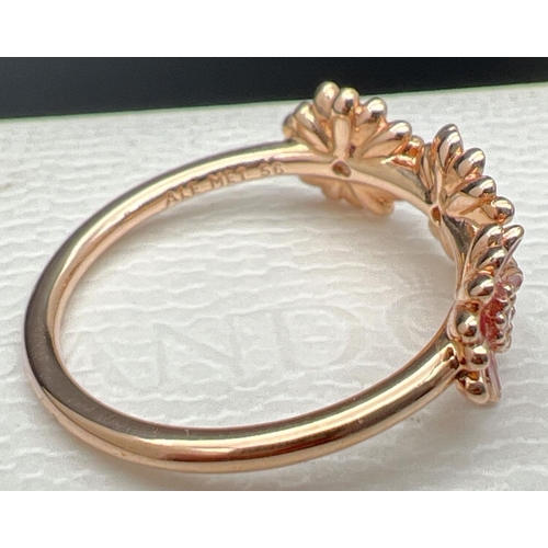 1096 - A 14ct rose gold plated and enamel 3 pink daisy dress ring by Pandora. Inside of band marked 'ale Me... 