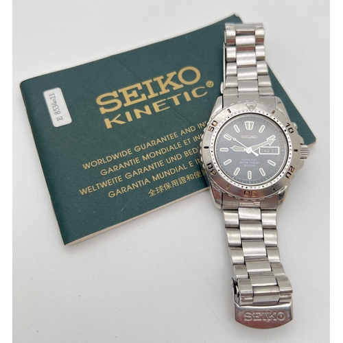 1137 - A Seiko kenetic wristwatch (5M43-OC90) with stainless steel strap. Black face with luminous hands an... 