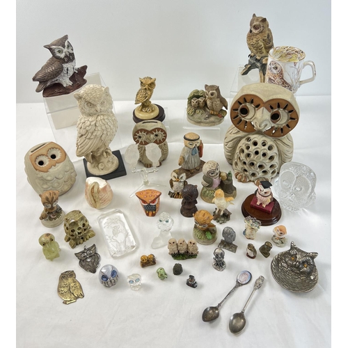 1259 - A collection of assorted owl ornaments to include ceramic, glass, natural stone and resin. Lot inclu... 