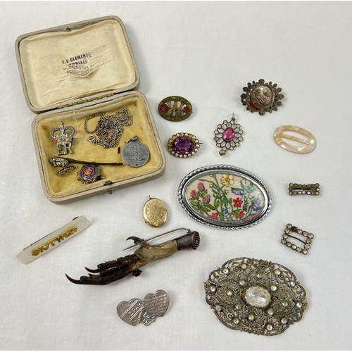 1108 - 5 vintage brooches together with a small boxed collection of assorted vintage jewellery to include b... 