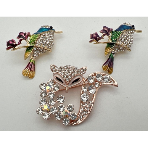 1114 - 3 stone set and enamelled costume jewellery brooches. 2 bird shaped brooches with coloured enamelled... 