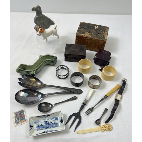 1419 - A collection of assorted vintage collectables, to include metal ware, ceramics and wooden items. Lot... 