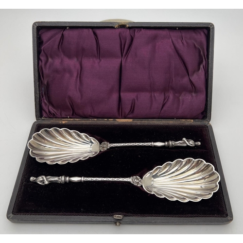 1156 - A pair of decorative William Hutton & sons silver plated serving spoons in original period case with... 