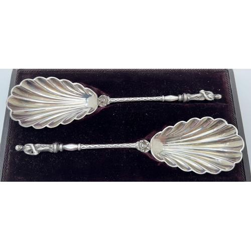 1156 - A pair of decorative William Hutton & sons silver plated serving spoons in original period case with... 