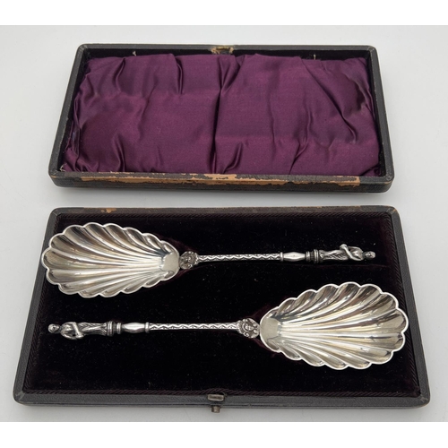 1156 - A pair of decorative William Hutton & sons silver plated serving spoons in original period case with... 