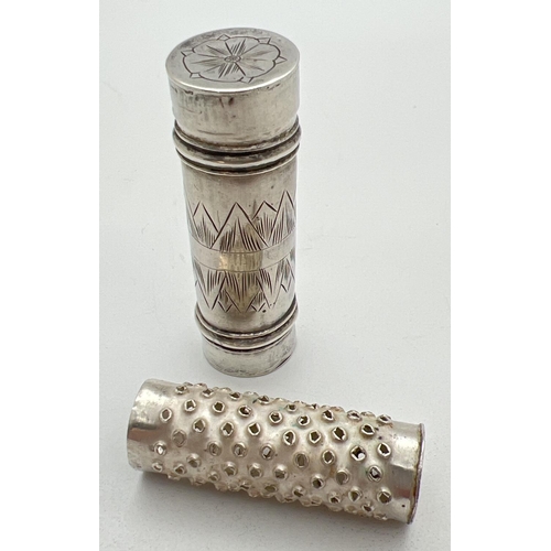 1164 - William and Mary silver nutmeg grater of cylindrical form, circa 1690. Pull-off cover engraved with ... 