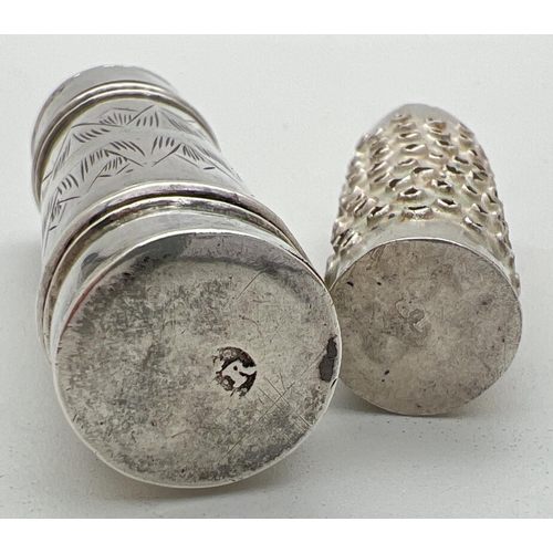 1164 - William and Mary silver nutmeg grater of cylindrical form, circa 1690. Pull-off cover engraved with ... 