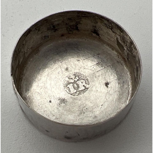 1164 - William and Mary silver nutmeg grater of cylindrical form, circa 1690. Pull-off cover engraved with ... 