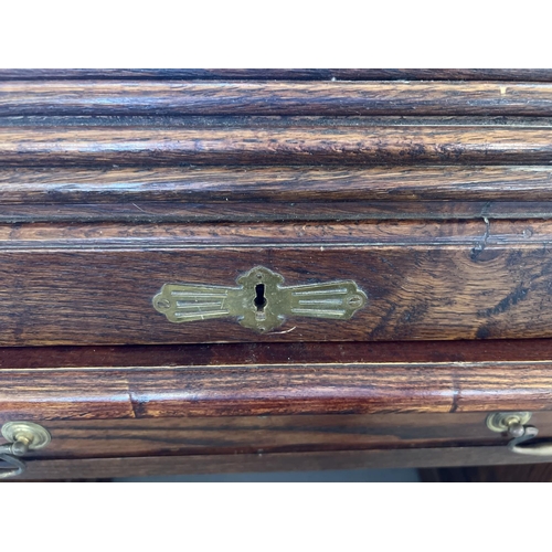 1514 - An Edwardian dark oak S bend roll top desk with 4 drawer twin pedestals. Interior has green leather ... 