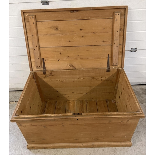 1523 - A large vintage pine blanket box with drop down handles to each end. Approx. 59cm x 112cm x 56cm.