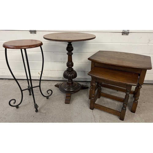 1530 - 4 small side/occasional tables to include a nest of 2 Old Charm square tables. Together with a woode... 