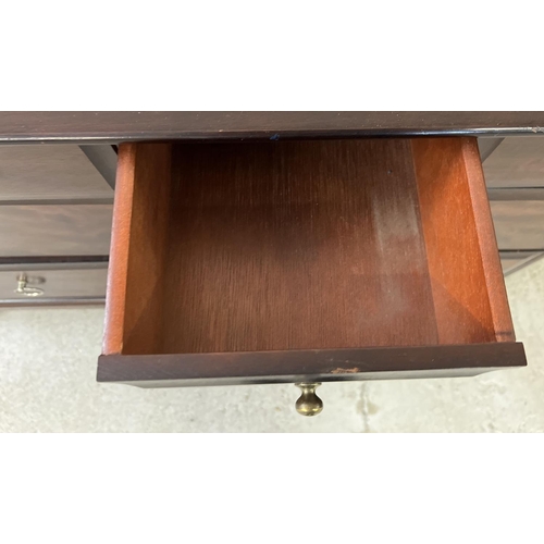 1533 - A solid wood 4 over 2 chest of drawers with shaped base. Both small brass knob handles and drop hand... 