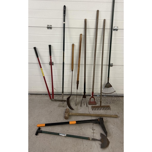 1488 - A collection of vintage & modern long handled garden tools, to include sledgehammer, hoe, rake, edgi... 