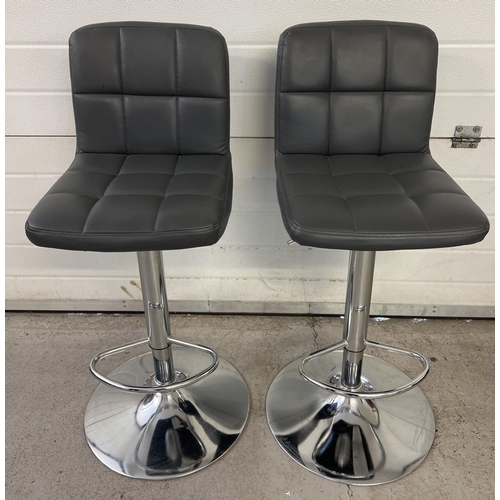 1540 - A pair of modern grey faux leather and chrome high adjustable bar stool seats. With footrests, compl... 