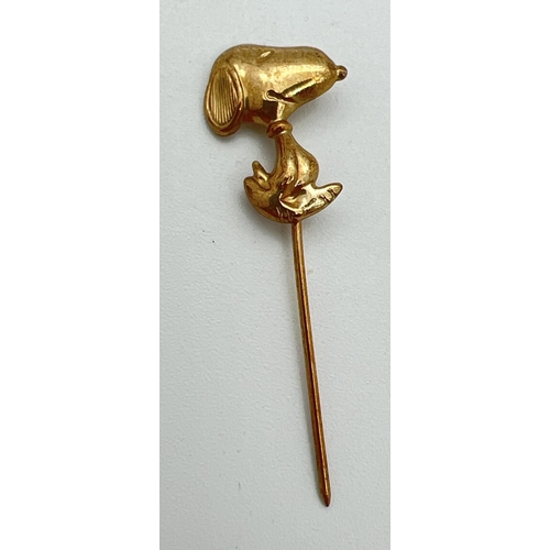 15 - A 9ct gold Snoopy stick pin brooch. Gold marks to back of pin, approx. 4.25cm long. Total weight app... 