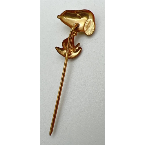 15 - A 9ct gold Snoopy stick pin brooch. Gold marks to back of pin, approx. 4.25cm long. Total weight app... 