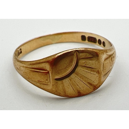 16 - A vintage 9ct gold square shaped signet ring with sun-ray design. Full hallmarks inside band. Ring s... 