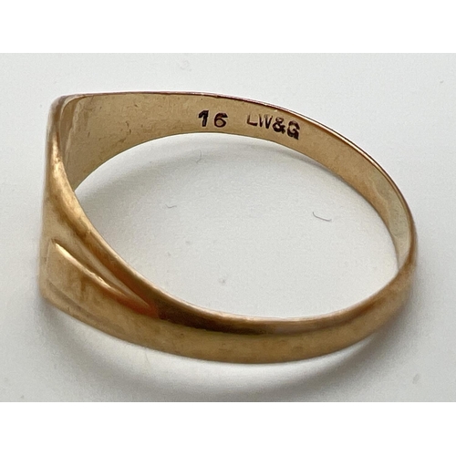 16 - A vintage 9ct gold square shaped signet ring with sun-ray design. Full hallmarks inside band. Ring s... 