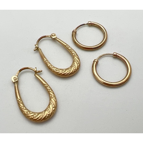 25 - 2 pairs of 9ct gold earrings. A pair of oval shaped hoop style earrings with embossed decoration, to... 