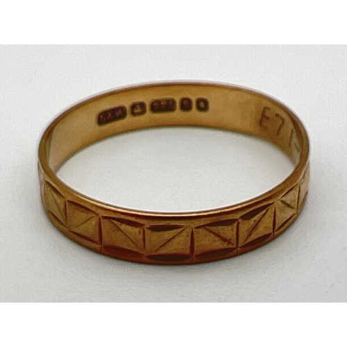 65 - A vintage 9ct gold wedding band with square pattern throughout. Full hallmarks to inside of band. Ri... 