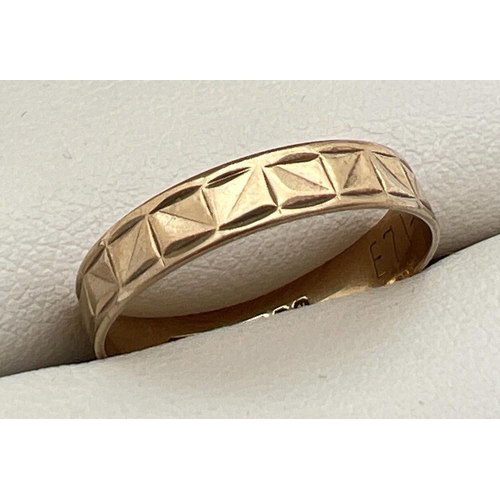 65 - A vintage 9ct gold wedding band with square pattern throughout. Full hallmarks to inside of band. Ri... 