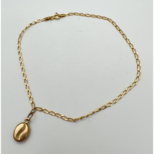 99 - A 9ct gold curb chain bracelet with coffee bean charm. Bracelet approx. 9 inches long. Gold marks to... 