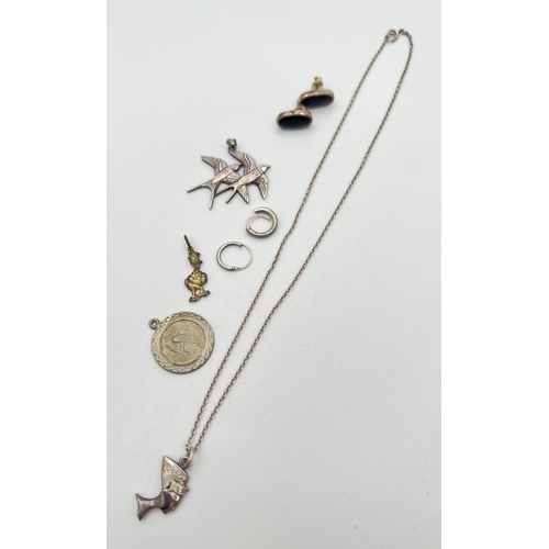 106 - 4 items of silver and white metal jewellery to include Donald Duck pendant/charm, double swallow pen... 