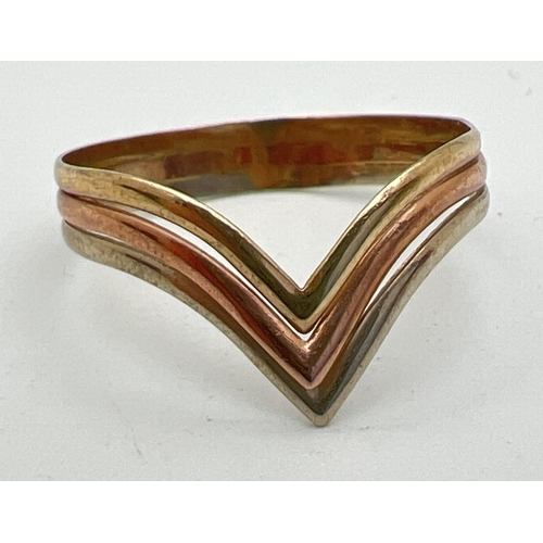 122 - A 9ct gold tri-colour triple wishbone ring. In yellow, white and rose gold. Marked 375 to inside of ... 