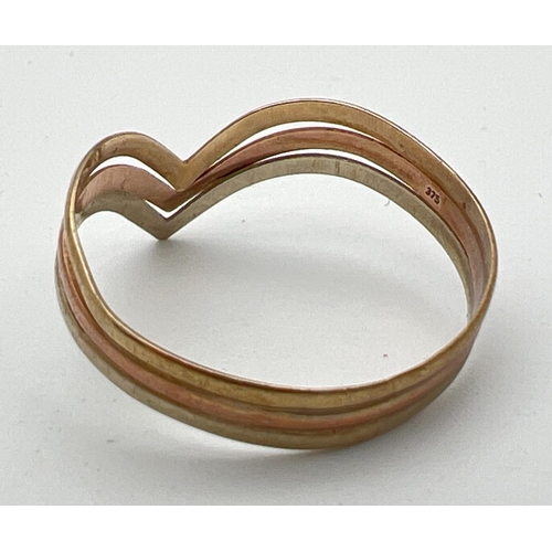 122 - A 9ct gold tri-colour triple wishbone ring. In yellow, white and rose gold. Marked 375 to inside of ... 