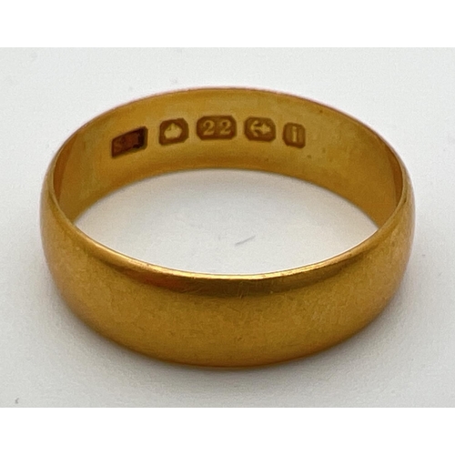 124 - A vintage 22ct gold 6mm wedding band. Full hallmarks to inside of band. Size N. Weight approx. 3.7g.