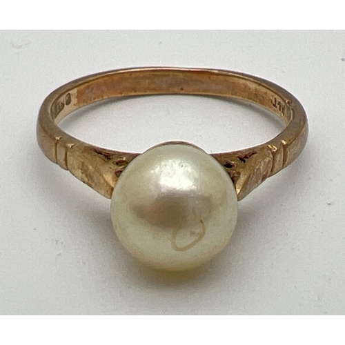 160 - A vintage 9ct gold dress ring set with a single round cream pearl. Hallmarks to inside of band. Size... 