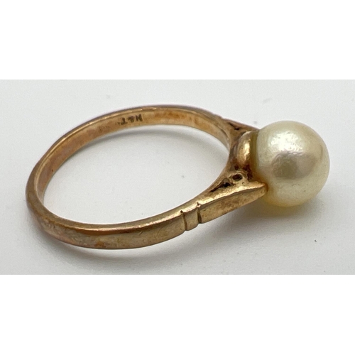 160 - A vintage 9ct gold dress ring set with a single round cream pearl. Hallmarks to inside of band. Size... 