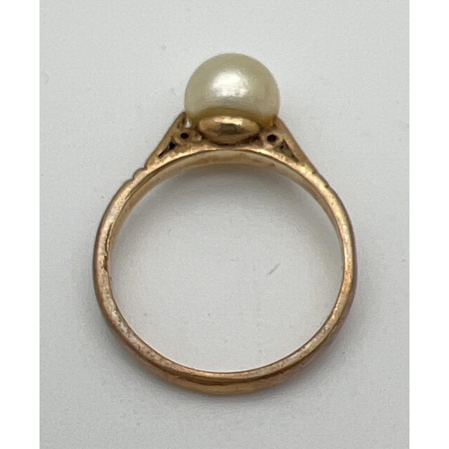 160 - A vintage 9ct gold dress ring set with a single round cream pearl. Hallmarks to inside of band. Size... 