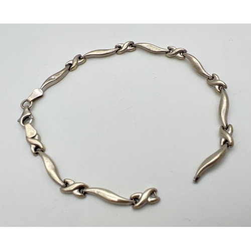 167 - A 9ct white gold wave and cross link bracelet, for scrap or repair - one link broken. Gold mark to f... 