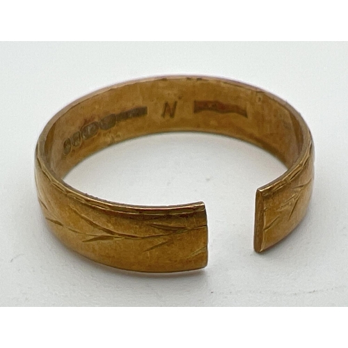 173 - An 18ct gold patterned wedding band (cut through), for scrap. Hallmarks to inside of band. Total wei... 