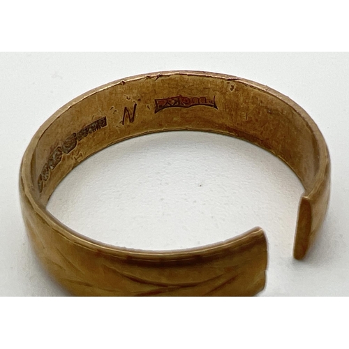 173 - An 18ct gold patterned wedding band (cut through), for scrap. Hallmarks to inside of band. Total wei... 