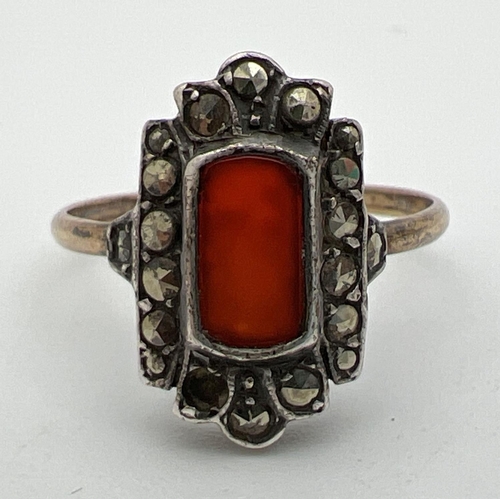 188 - A vintage Art Deco design 9ct gold dress ring set with a rectangular cut carnelian stone surrounded ... 