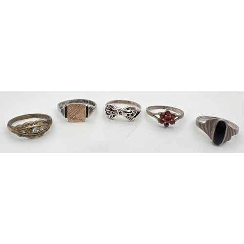 209 - 5 vintage silver rings to include stone set, in varying styles and conditions. To include flower des... 