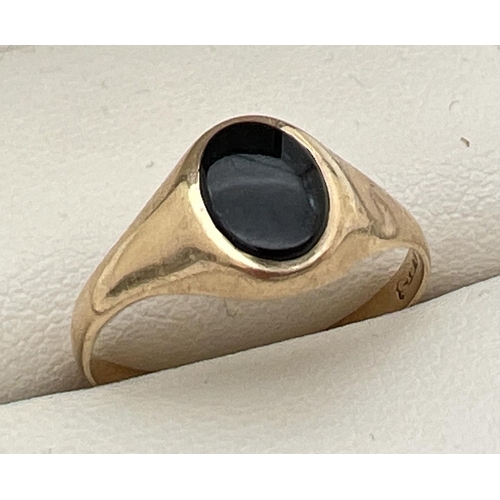 245 - A 9ct gold signet ring set with an oval of black onyx. Hallmarks to inside of band. Size O, total we... 