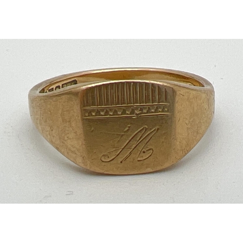 251 - A vintage 9ct gold square shaped signet ring with engraved pattern and initial M to top. Full hallma... 