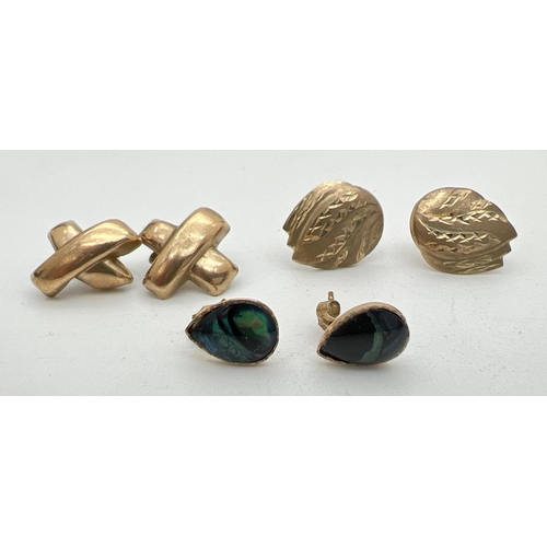 252 - 3 pairs of vintage yellow metal earrings in stud styles. A teardrop shaped pair set with black onyx,... 