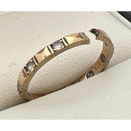 271 - A vintage 9ct scrap gold clear stone set eternity ring - cut through. Gold mark to inside of band. A... 