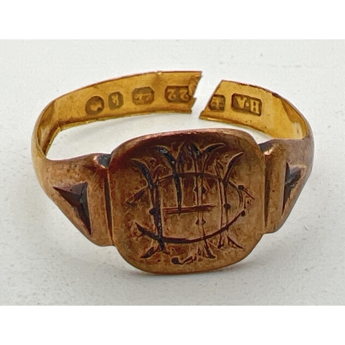 286 - A vintage 22ct scrap gold signet ring with engraved initial to square cartouche, ring cut through. H... 