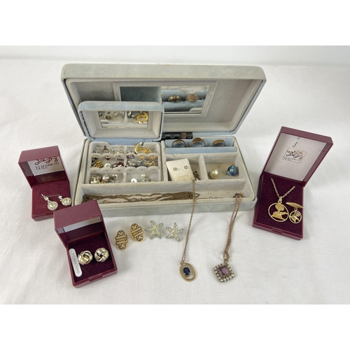 1009 - A vintage jewellery box and contents to include earrings, rings and necklaces. Together with some bo... 
